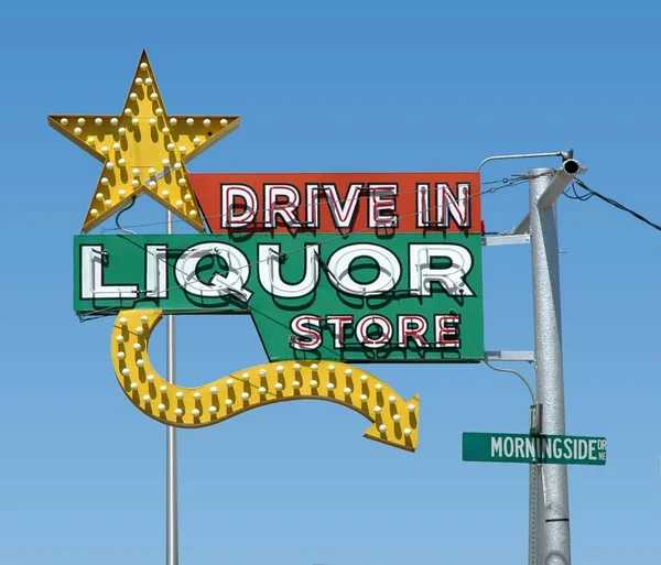 Vintage Neonový Nápis Jednotky Obchodě Alkoholem — Stock fotografie