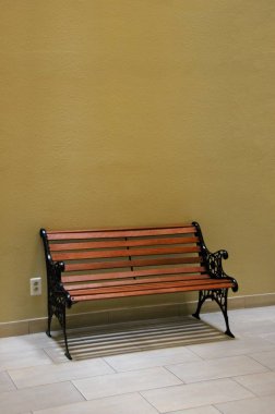 Stark iç dekor. Ortak park bankında boş bir fuaye. 