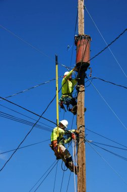 Elektrik Mühendisleri bir trafo değiştirme