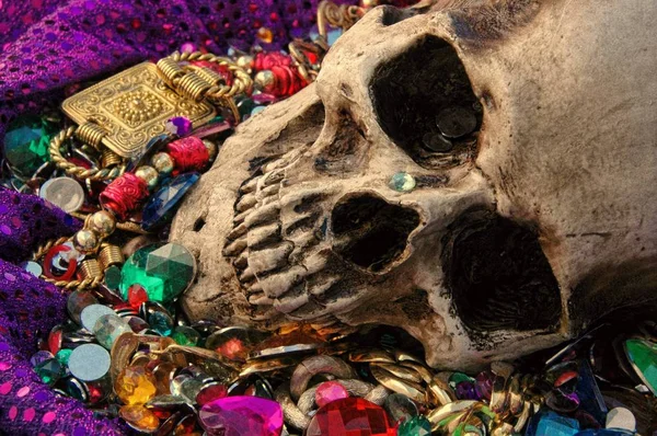 Träume Von Geiz Totenkopf Zwischen Juwelen Und Gold — Stockfoto