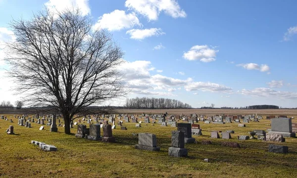 Cementerio Pradera Vasto Paisaje Indiana Con Lápidas —  Fotos de Stock