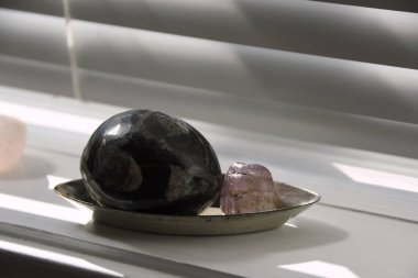 Bir gümüş tepsi üzerinde pencere içinde mineral numuneler