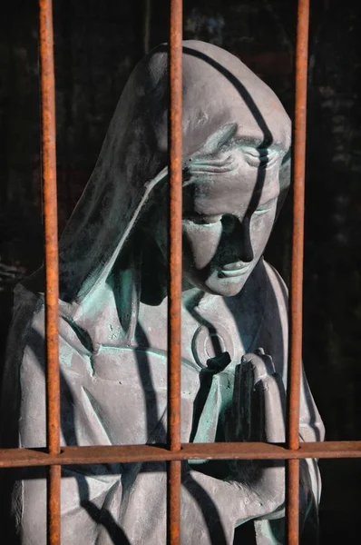 檻の中の聖母マリア アンチ荒らしバー — ストック写真
