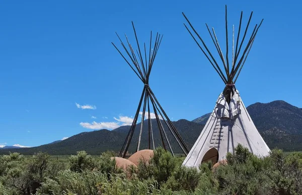 Dois Tepees Sem Pele Mostrando Pólos — Fotografia de Stock