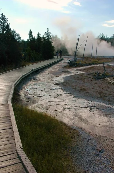 Chodnik Parku Narodowym Yellowstone Cechy Termiczne Niebezpieczne Pozostać Ścieżce — Zdjęcie stockowe