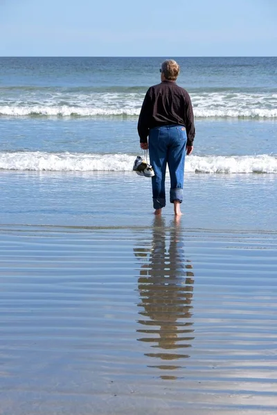 Mann Allein Strand Und Beobachtet Wie Die Flut Kommt — Stockfoto