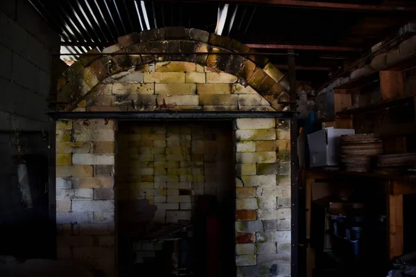 Abandonné Poterie Hangar Regardant Dans Four Immeuble Vide Effrayant — Photo