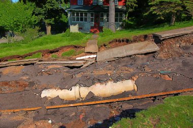 Houghton, Michigan, Amerika Birleşik Devletleri - 18 Haziran 2018: Şiddetli fırtına yağış ve sel Haziran 2018 yılında flash yarda hasara ve kasaba Houghton, Michigan akik sokakta yeraltı boru hatları maruz.