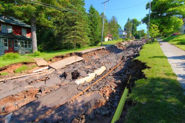 Houghton, Michigan, Amerika Birleşik Devletleri - 18 Haziran 2018: Şiddetli fırtına yağış ve orta-Haziran, yollar, kaldırımlar ve köprüler hasara ve tamamen şehir Houghton, Michigan sokakta akik dışarı yıkanmış 2018 flaş sel.