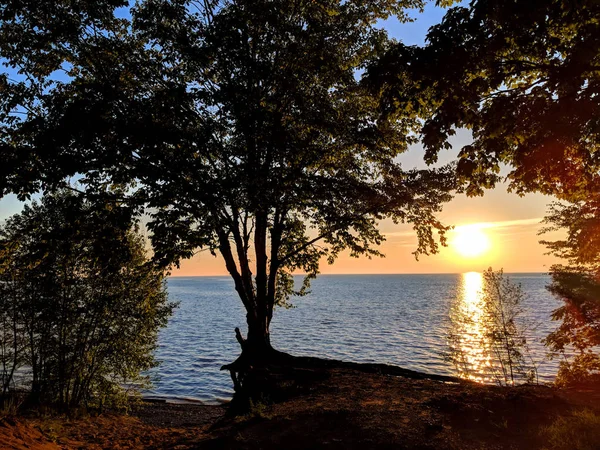 ノースウッズ ミシガンの密な森林に囲まれた美しい湖優れた夕日 — ストック写真