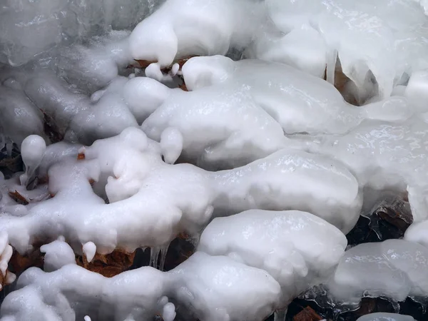 Красивые Ледяные Образования Образуются Вдоль Ручья — стоковое фото