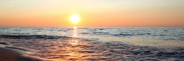 Panoramablick Auf Wellen Die Bei Sonnenuntergang Schönen See Anspülen — Stockfoto