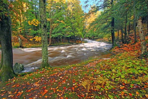 Felsigen Kaskaden Des Wasserfalls Fluss Fließt Durch Helles Herbstlaub Baraga — Stockfoto