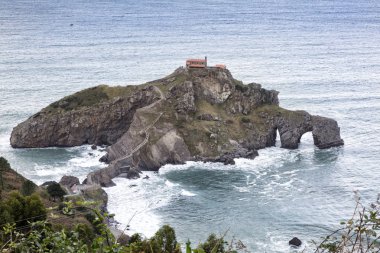 San Juan de Gaztelugatxe, Bask Ülkesi kıyıya kemerli bir köprü bağlanmıştır adacık