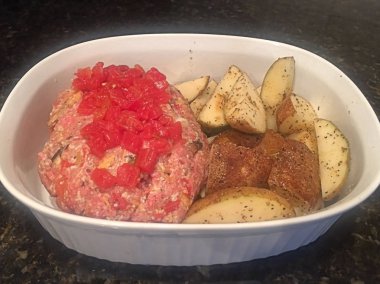 Köfte ve patates pişirmeye hazır.