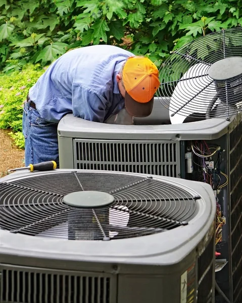 Reparateur Bezig Met Een Air Conditioner Eenheid Aan Achterkant Van — Stockfoto