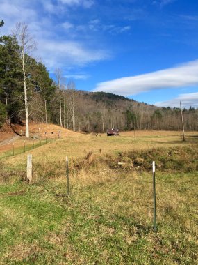 Bir arazide bir kış gününde eski ahır.