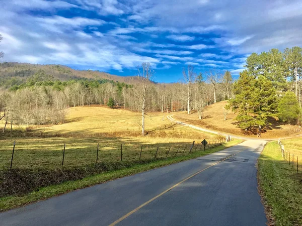 Scenic Rural Road Pasture Mountains Sky — Stock Photo, Image