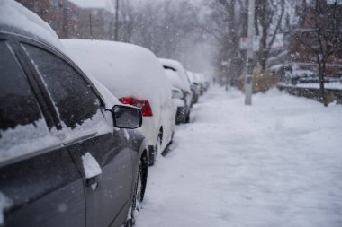 Karda park etmiş arabalar