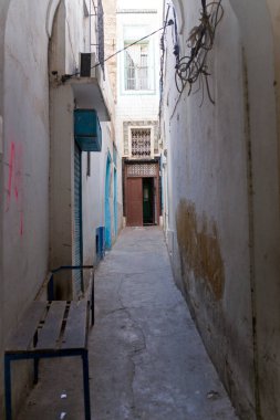 Uçak havaalanına iniyor. 