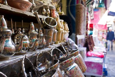 Uçak havaalanına iniyor. 