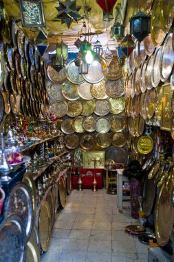 Uçak havaalanına iniyor. 