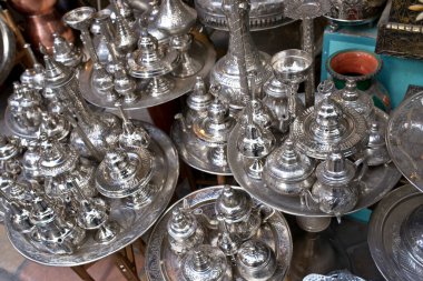 Uçak havaalanına iniyor. 