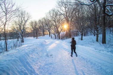 Güneş doğarken kış koşucusu