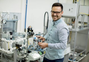 Elektronik atölyesinde yakışıklı genç