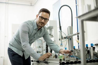 Elektronik atölyesinde yakışıklı genç