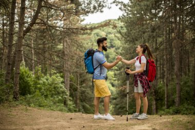 Geri kalan dağda alarak aktif youngcouple yürüyüşçü