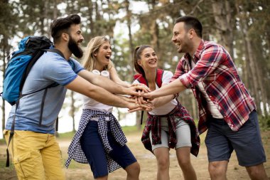 Bir grup genç insan bahar günü dağda hiking