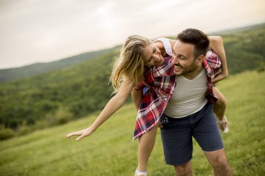 Seven dağlarda yürüyüş zevk çift