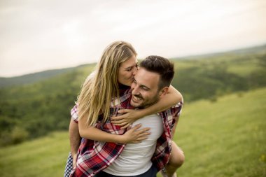 Seven dağlarda yürüyüş zevk çift