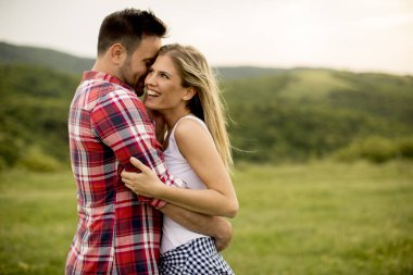 Seven dağlarda yürüyüş zevk çift