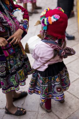 Cusco, Peru - 31 Aralık 2017: Cusco, Peru sokaktaki tanımlanamayan kız. Cusco nüfusun neredeyse % 29 daha az 14 yıl var.