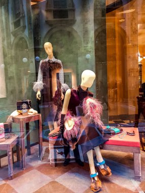 Milan, İtalya - 26 Nisan 2017: Milan, İtalya, Prada mağaza detayını. Prada 1913 kurulan bir İtalyan lüks moda ev..