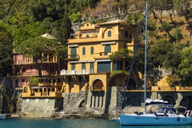 Portofino, İtalya - 29 Nisan 2017: Portofino, İtalya, kimliği belirsiz kişi. Portofino Ligurian Denizi üzerinde popüler turistik yer.