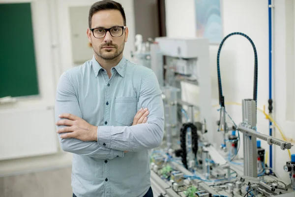 Beau Jeune Homme Dans Atelier Électronique — Photo