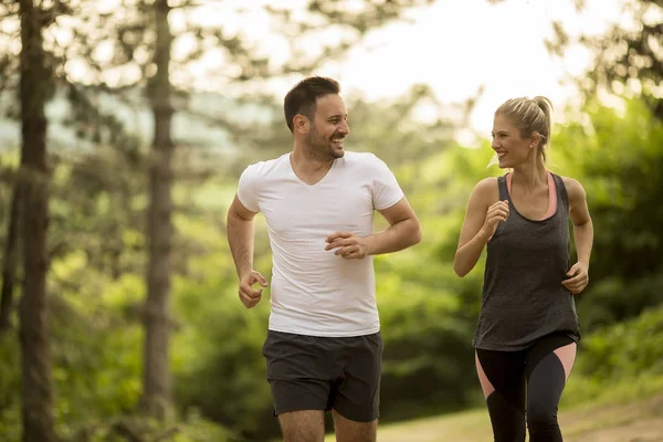 Pareja Joven Corriendo Aire Libre Naturaleza —  Fotos de Stock