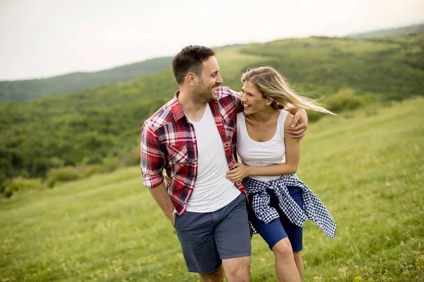 Seven dağlarda yürüyüş zevk çift