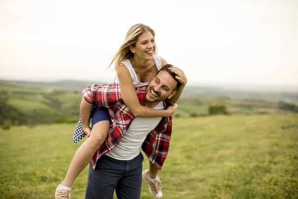 Verliefde Paar Genieten Van Een Wandeling Bergen — Stockfoto