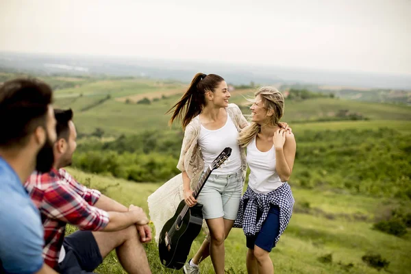 Grupo Jovens Divertindo Uma Viagem Natureza Montanhas — Fotografia de Stock