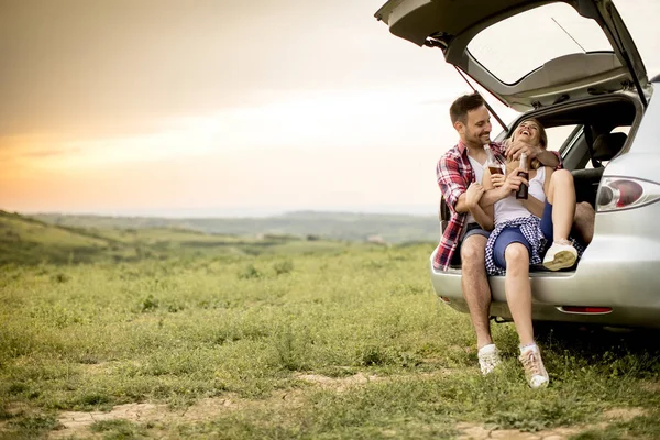 Pareja Amorosa Sentada Tranvía Del Coche Durante Viaje Naturaleza — Foto de Stock