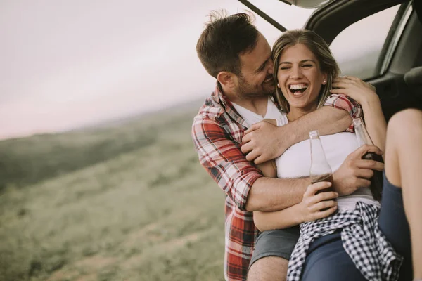 Sevgi dolu çift doğa gezisi sırasında araba kataloğumuzda oturan