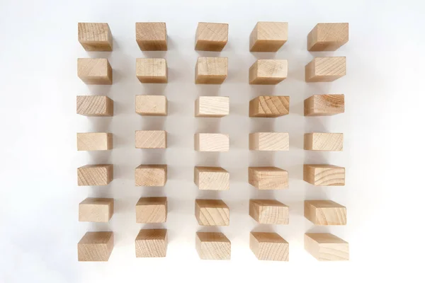 白い背景に分離された木製のブロックのグループ — ストック写真