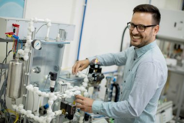 Elektronik atölyesinde yakışıklı genç adam portresi