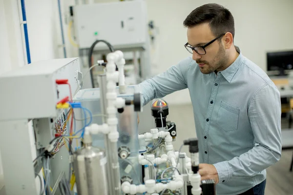 Elektronik atölyesinde yakışıklı genç