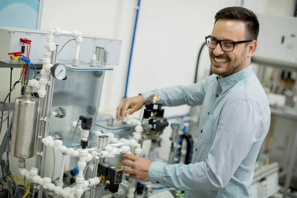 Portret Van Knappe Jongeman Elektronische Workshop — Stockfoto