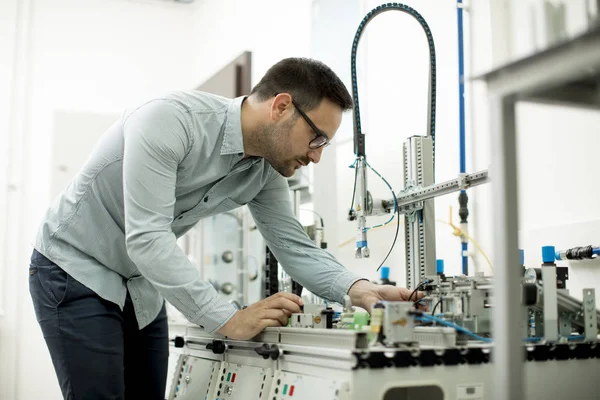 Stilig Ung Man Elektroniska Verkstaden — Stockfoto